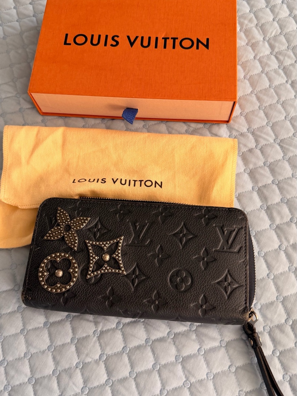 Louis Vuitton Monogram
Empreinte Zippy Wallet Flower
Stud Long Marine Blue